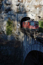 SBB: Güterzug mit der Re 420 260-2  in der Taubenlochschlucht unterwegs auf der Fahrt nach Biel am 22.