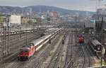 Das grosse Rangierfeld des HB Zürich: Eine SBB Re 4/4 II mit einem langen IR abgestellt in Zürich. Das Bild entstand aus einer der herrlichen Ersatzzügen als IR nach Konstanz.