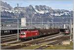 1016 040-0 uns 420 275-0 in Buchs, im Hintergrund der Alpstein mit den Kreuzbergen, Saxerlücke, Amboss und Staubern Kanzel. (23.11.2017)