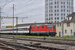 Re 4/4 II 11114 durchfährt den Bahnhof Pratteln.