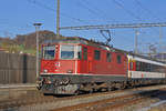 Re 4/4 II 11140 durchfährt den Bahnhof Gelterkinden.