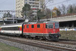 Re 4/4 II 11129 fährt Richtung Bahnhof Muttenz.