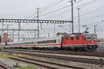 Re 4/4 II 11145 durchfährt den Bahnhof Muttenz. Die Aufnahme stammt vom 09.11.2017.