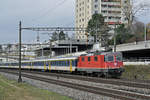 Re 4/4 II 11303 fährt Richtung Bahnhof Muttenz.