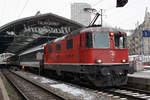 SBB: IR Zürich HB - St.Gallen mit der Re 4/4 11140 kurze Zeit nach der Ankunft in St.Gallen am 6. Dezember 2017.
Nach der baldigen Inbetriebnahme von den neuen RABe 502 TWINDEX SWISS EXPRESS Doppelstöcker von Bombardier sowie den RABe 501 EC 250 GIRUNO von Stadler Rail sind mit Re 4/4 bespannte IR bald Geschichte.
Foto: Walter Ruetsch   