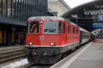 SBB: IR Zürich HB - St.Gallen mit der Re 4/4 11140 kurze Zeit nach der Ankunft in St.Gallen am 6. Dezember 2017.
Nach der baldigen Inbetriebnahme von den neuen RABe 502 TWINDEX SWISS EXPRESS Doppelstöcker von Bombardier sowie den RABe 501 EC 250 GIRUNO von Stadler Rail sind mit Re 4/4 bespannte IR bald Geschichte.
Foto: Walter Ruetsch   