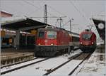 Alpenbahnloks im Flachland: Während die ÖBB 1116 087 den IC von Stuttgart nach Singen brachte und nun auf die Rückleistung wartet, hat die SBB Re 4/4 II 11139 den Zug übernommen und wird in nach Zürich führen. 
Singen, den 9. Dez. 2017