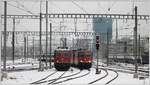 Vorbahnhof Zürich HB. Re 4/4 II 11127 und eine weitere Lok mit dem verspäteteten IC483 aus Singen passieren die wartende Re 4/4 II 11153. (10.12.2017)