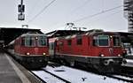 Bei der Abfahrt des IC nach Stuttgart mit der SBB Re 4/4 II Nr. 11153 an der Zugspitze trifft sie im HB Zürich den EC  Transalpin  nach Graz mit der SBB Re 4/4 II Nr. 11118 an der Zugspitze. 10. Dezember 2017