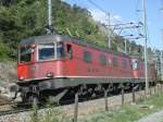 Eine Re 6/6 und eine Re 4/4 II fahren mit ihrem Gterzug, bestehend aus vier(!) Wagen die Ltschberg-Sdrampe hinauf.