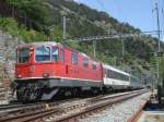 Die Re 4/4 II 11145 mit EC Milano-Basel bei Hohtenn am 18.5.2007  