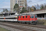 Re 4/4 II 11122 fährt Richtung Bahnhof Muttenz.