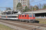 Re 4/4 II 11124 fährt Richtung Bahnhof Muttenz.