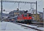 Die SBB Re 4/4 II 11301 macht in Baden einen letzten Halt, bevor der Nightjet 401 von Hamburg nach Zürich sein Ziel in Kürze erreichen wird.