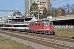 Re 4/4 II 11130 fährt Richtung Bahnhof Muttenz Die Aufnahme stammt vom 22.11.2017.