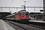 SBB Re 4/4 II Nr. 11127 mit dem IR 37 nach St. Gallen am 28. Dezember 2017 bei Schneefall im HB Zürich.