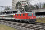 Re 4/4 II 11136 fährt Richtung Bahnhof Muttenz.