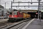 SBB Re 420 306-5 durchfährt mit einem Postzug den Hauptbahnhof Winterthur Richtung Effretikon.