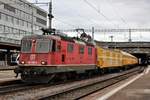 SBB Re 420 259-4 durchfährt mit einem Postzug den Hauptbahnhof Winterthur in Richtung Winterthur Grüze.