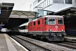 SBB Re 4/4 II Nr. 11199 bei der Abfahrt mit IR 37 (Zugnr. 2270) nach Basel SBB auf Gleis 3 in Winterthur HB. Freitag, 5. Januar 2018

Lieber Gruss an den Lokführer zurück! 