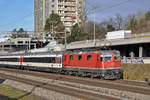 Re 4/4 II 11154 fährt Richtung Bahnhof Muttenz.