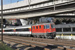 Re 4/4 II 11147 fährt Richtung Bahnhof Muttenz.