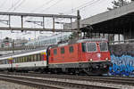 Re 4/4 II 11303 fährt Richtung Bahnhof Muttenz.