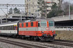 Re 4/4 II 11108 fährt Richtung Bahnhof Muttenz.