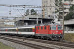 Re 4/4 II 11140 fährt Richtung Bahnhof Muttenz.