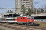 Re 4/4 II 11121 fährt Richtung Bahnhof Muttenz.