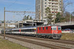 Re 4/4 II 11136 fährt Richtung Bahnhof Muttenz.