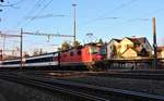 Am 14. Februar 2018 wurde der IC 4 von Stuttgart Hbf - Zürich HB von der Re 4/4 II 11133, ehemals Swiss Express, übernommen. 
Im Bild durchfährt der IC 4 den Bahnhof Bülach und macht sich unter den letzen Sonnenstrahlen, auf den Weg in Richtung Zürich.