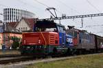 SBB Eem 923 015-2 «Mont Vully» und Re 420 246-1 vor einem Güterzug im Bahnhof Heerbrugg SG (2018-02-24) [Fotostandort: Widnauerstrasse]