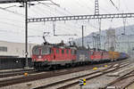 Vierfach Traktion, mit den Loks 420 327-9 620 074-5, 11349 und 11664, durchfahren den Bahnhof Sissach.