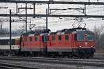 Re 4/4 II 11154 und 11300 eilen mit ihrem Schnellzug am Abend des 27.02.2018 durch Killwangen-Spreitenbach, Zürich HB entgegen.