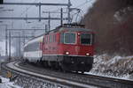 Re 4/4 II 11146 zieht am 03.03.2018 auf der Bözberg Südrampe bei Schinznach Dorf ihren Interregio in Richtung Brugg.