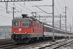 Re 4/4 II 11302 durchfährt den Bahnhof Muttenz.