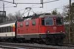 Re 4/4 II 11111 zieht am Nachmittag des 06.03.2018 ihren Interregio in Effingen in Richtung Bözbergtunnel in Richtung Brugg.