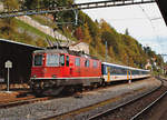 SBB: Re 4/4 II 11147, erste Generation, beim Verlassen des Bahnhofs Le Locle am 11.