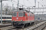 Re 4/4 II 11299 fährt nach dem Abhängen wieder in den Bahnhof SBB.