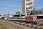 Re 4/4 II 11155 fährt Richtung Bahnhof Muttenz.