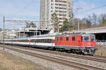 Re 4/4 II 11128 fährt Richtung Bahnhof Muttenz. Die Aufnahme stammt vom 05.03.2018.