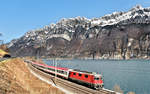 Am Walensee in Mols vor der Kulisse der Churfirstengruppe ist die Re 11150 mit dem EC 163 aus Zürich HB nach Graz Hbf bei Fruhlingswetter unterwegs.Bild 24.3.2018