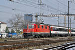 Re 4/4 II 11140 durchfährt den Bahnhof Pratteln. Die Aufnahme stammt vom 01.03.2018.