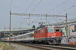 Re 4/4 II 11152 fährt Richtung Bahnhof Muttenz.