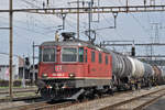 Re 420 260-2 durchfährt den Bahnhof Pratteln. Die Aufnahme stammt vom 09.04.2018.