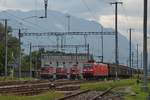 Drei verschiedene Bahngesellschaften und vier unterschiedliche Baureihen - Am 24.08.2015 sind 1144 044, Re 4/4 II 11144 und 1116 266 vor dem Depot Buchs (SG) abgestellt während 185 097 mit einem Schiebewandwagenganzzug aus Richtung Sargans kommend in den Bahnhof von Buchs einfährt.