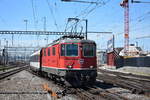 Re 4/4 II 11135 bei der Einfahrt am 18.04.2018 in den HB Zürich.