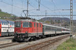 Re 4/4 II 11144 durchfährt den Bahnhof Gelterkinden. Die Aufnahme stammt vom 14.04.2018.