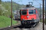 Re 4/4 II 11301 zieht am 19.04.2018 bei Umiken ihren Interregio in Richtung Basel.